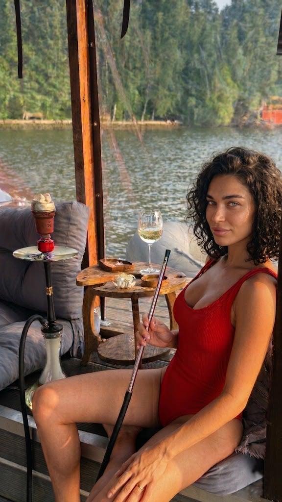 Кальян и вино на веранде плавучей бани